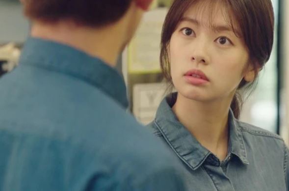 Lúc mở chiếc phong bì mỏng chồng cũ gửi, tôi càng thẫn thờ rồi bật khóc lúc nào chẳng hay