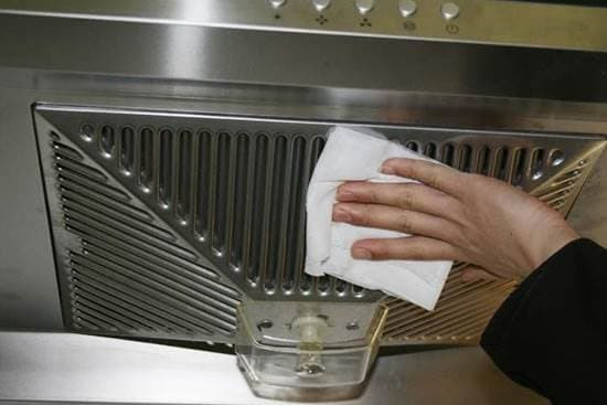 Dù máy hút mùi dính dầu mỡ như thế nào, chỉ sử dụng một chiếc khẩu trang, không cần tháo rời vẫn sẽ sạch như mới ngay lập tức