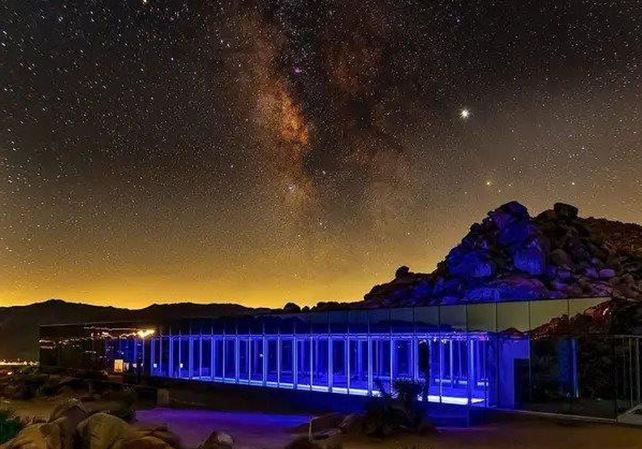 Bên trong 'Ngôi nhà tàng hình' gần 440 tỷ đồng nằm giữa sa mạc