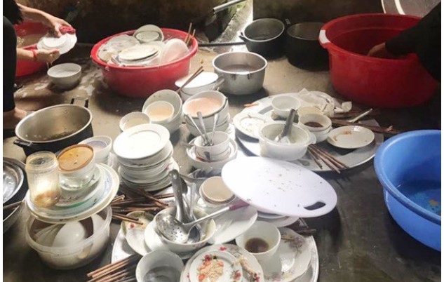 Ăn tất niên nhà bạn trai bị bắt rửa 7 mâm bát, tôi xách túi đi về, không quên chuyển khoản 500 ngàn “ăn cỗ”