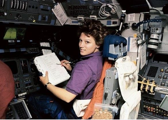 Các phi hành gia bị cấm tuyệt đối không được dùng bút chì ngoài không gian, vì sao?