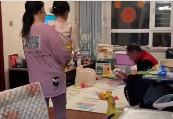 Cãi nhau với chồng, người vợ ôm con bỏ nhà đi nhưng cư dân mạng lại khen: "Rất tỉnh táo!"