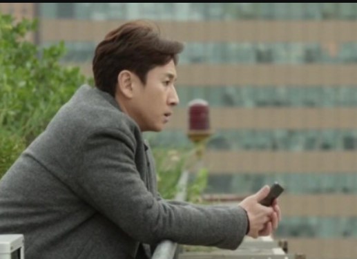 Đi công tác dài ngày, chồng lo cho vợ mới cưới ở nhà, thấy cảnh trên camera anh liền chết lặng