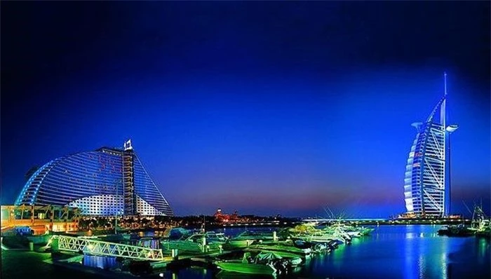 Burj Al Arab Jumeirah Dubai cao lên đến 321m, bao gồm 56 tầng, là khách sạn cao thứ ba trên thế giới, tọa lạc trên một hòn đảo nhân tạo được nối với đất liền bởi 1 cây cầu riêng dài khoảng 280m