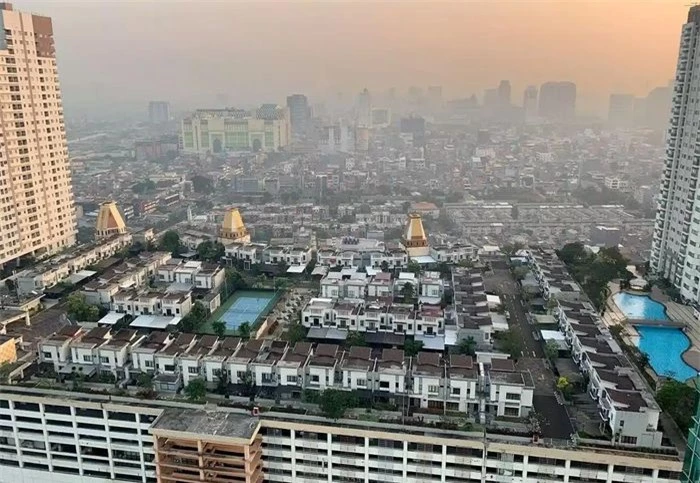 Bên trong sân thượng rộng hơn 12.000 m², có 78 ngôi nhà biệt thự 2 tầng với những đoạn đường trải nhựa phẳng, nơi trẻ nhỏ có thể đạp xe hay người lớn đi dạo