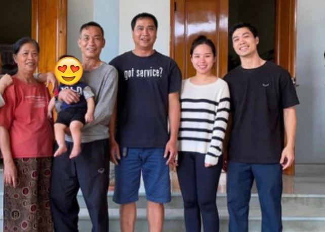 Viên Minh hiếm hoi về quê chồng, ăn mặc cực giản dị khi xuất hiện cùng bố mẹ Công Phượng