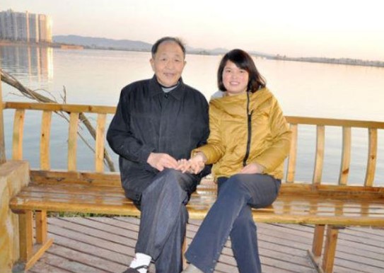 Cô giáo 38 tuổi yêu công nhân vệ sinh 66 tuổi say đắm, bất chấp sự phản đối của gia đình