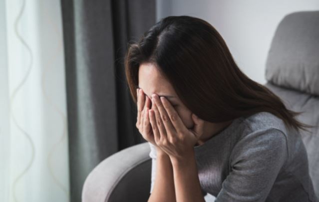 Bị chồng lấy trộm tiền thai sản, tôi gọi điện báo cho mẹ chồng nhưng câu trả lời của bà khiến tôi thêm tuyệt vọng