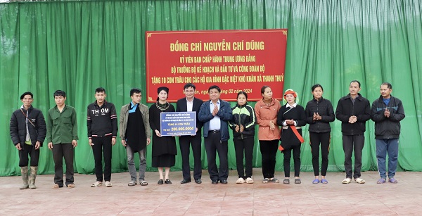 Đoàn công tác Bộ Kế hoạch và Đầu tư tặng quà gia đình chính sách tại Vị Xuyên, Hà Giang