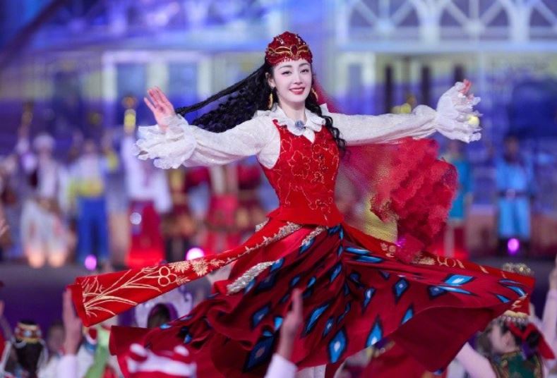 Địch Lệ Nhiệt Ba thể hiện tài năng nhảy vũ điệu Tân Cương mừng Xuân mới