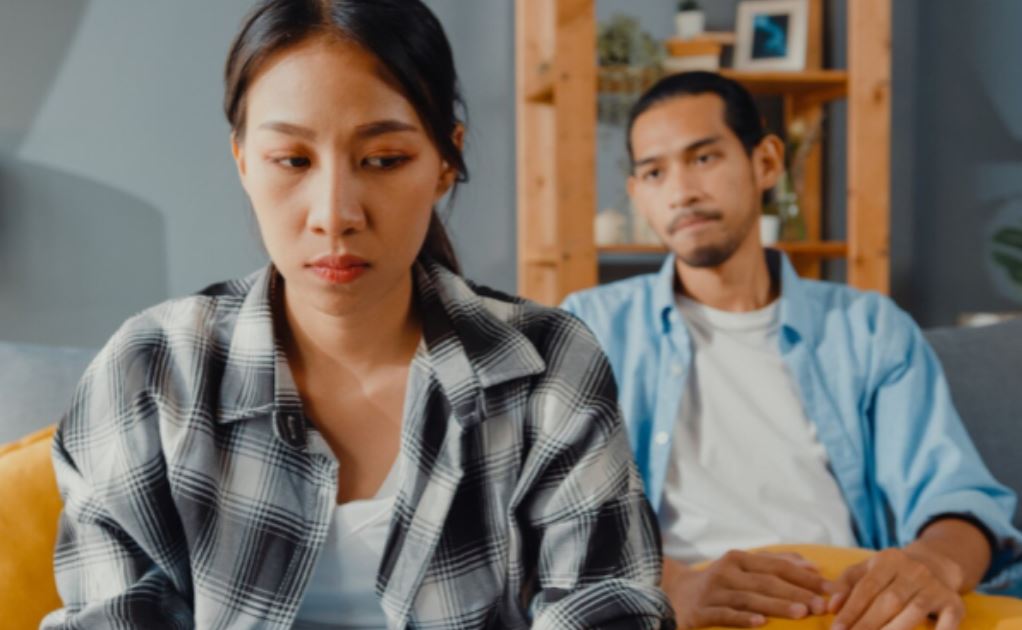 Thấy bố đi chơi về khuya, con gái 7 tuổi cảm thán 1 câu mà tôi ứa nước mắt còn chồng thì giật mình