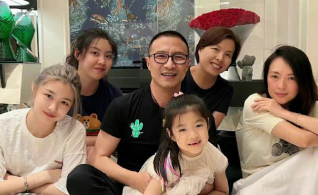 T&#x1EEB;ng b&#x1ECB; ch&#x1EC9; tr&#xED;ch y&#xEA;u th&#x1B0;&#x1A1;ng con gi&#x1EA3; t&#x1EA1;o, nh&#x1B0;ng h&#xE0;nh &#x111;&#x1ED9;ng m&#x1EDB;i nh&#x1EA5;t c&#x1EE7;a minh tinh n&#xE0;y khi&#x1EBF;n nh&#x1EEF;ng ng&#x1B0;&#x1EDD;i ch&#xEA; bai &quot;quay xe&quot; v&#x1ED9;i