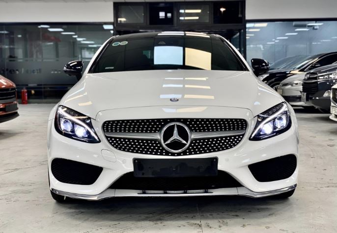 Hàng hiếm Mercedes-Benz C300 Coupe mất giá ngang một chiếc Ford Everest sau 50.000 km sử dụng