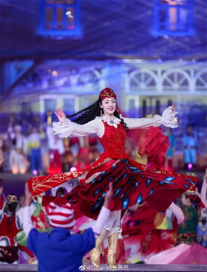Địch Lệ Nhiệt Ba thể hiện tài năng nhảy vũ điệu Tân Cương mừng Xuân mới