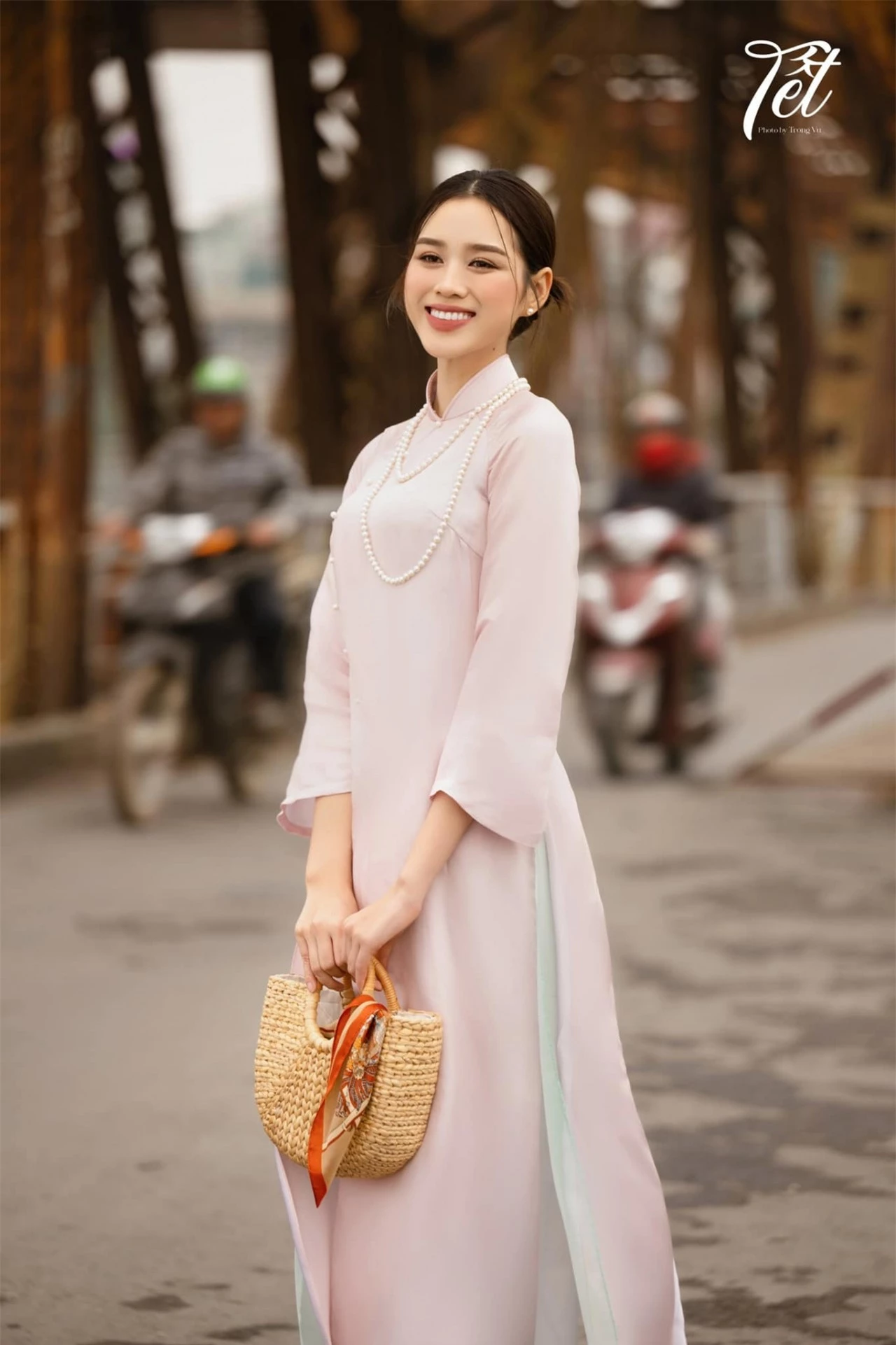 Hoa hậu Đỗ Thị Hà hóa nàng Xuân trong tà áo dài
