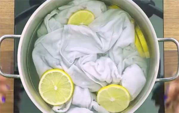 Luộc áo sơ mi trắng trong một chiếc nồi với những lát chanh, bạn sẽ có được kết quả tuyệt vời