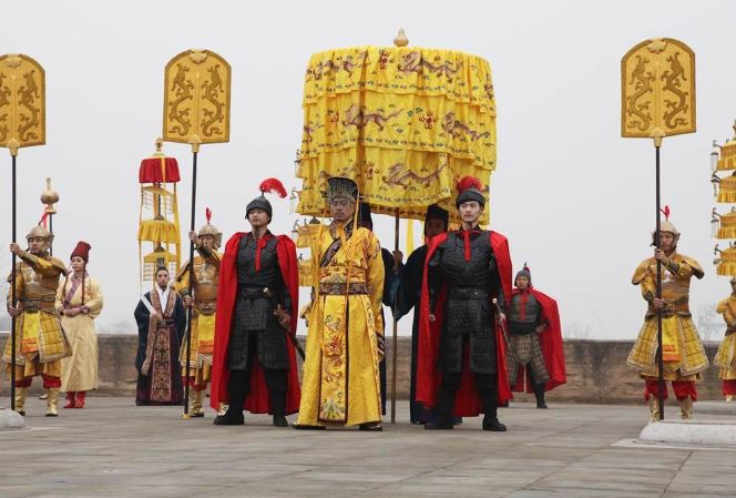 Vì sao hoàng đế luôn để con trai cả kế vị? 2 lý do thực tế làm sáng tỏ tất cả