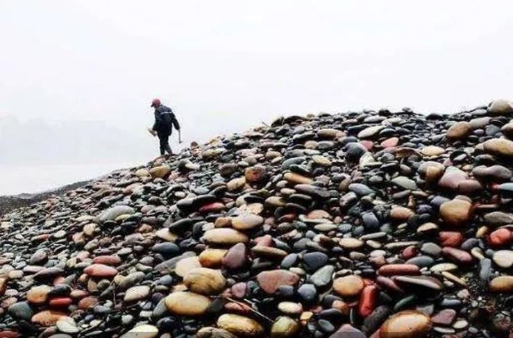 Ngôi làng kỳ lạ, người dân bán đá nhặt dưới lòng sông cũng đủ tiền xây nhà, mua xe