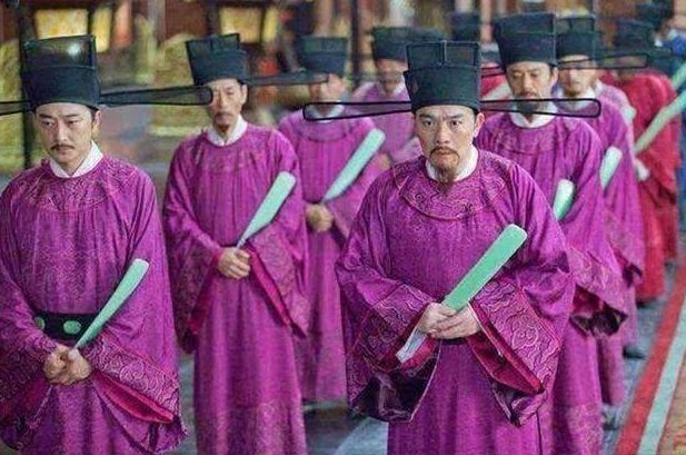 Vì sao quan lại thời xưa lại cởi giày khi vào triều gặp hoàng đế?