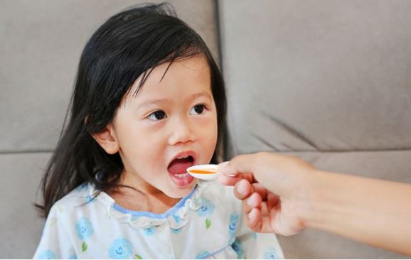 2 thói quen âm thầm khiến trẻ dễ ốm vặt, 'bào mòn' sức đề kháng, cha mẹ lầm tưởng nó tốt cho con mình