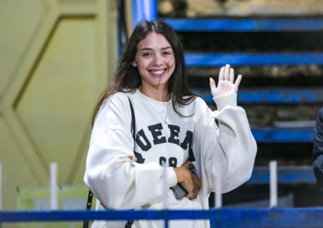 Vợ mẫu tây của Bùi Tiến Dũng hiếm hoi xuất hiện ở sân vận động, mặc đơn giản nhưng vẫn "hot hòn họt" vì quá xinh