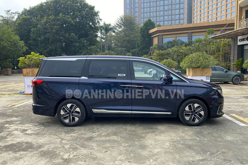 CLIP: Cận cảnh xe MPV công suất 421 mã lực, nội thất sang chảnh, giá gần 690 triệu đồng