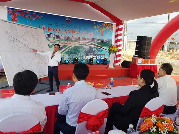 Ông Lê Thành Hưng báo cáo tiến độ thi công đường ven biển nối cảng Liên Chiểu.