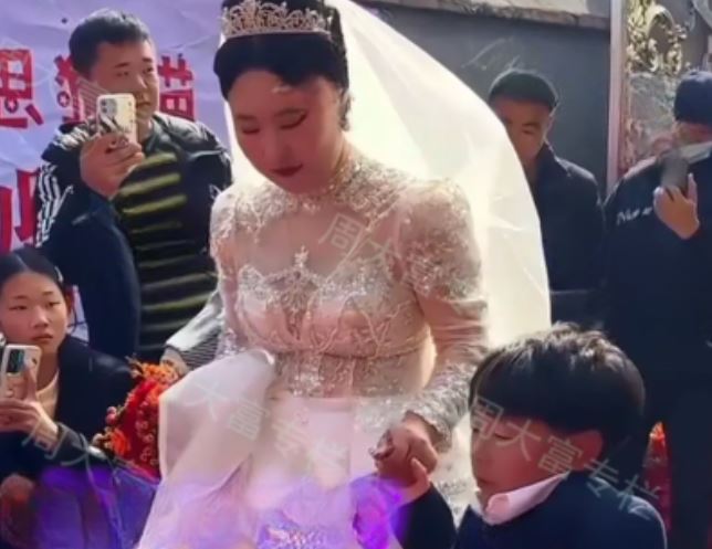 Mặc kệ ngoại hình "xấu xí" của chú rể, cô dâu khẳng định: "Tôi yêu anh ấy từ cái nhìn đầu tiên"