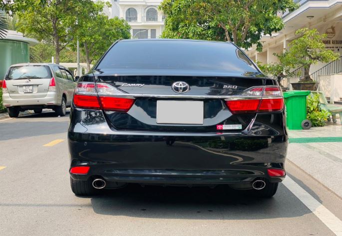 Toyota Camry ’full option’ lăn bánh 4 năm mất giá ngang một chiếc Hyundai Creta