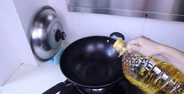 Dừng đổ dầu bằng phuy đựng dầu, dạy bạn tự làm can dầu tại nhà vừa thiết thực, tiết kiệm lại còn không bị rây rớt ra ngoài