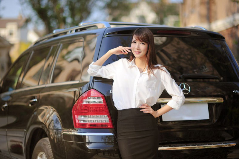 Nhan sắc vạn người mê của chân dài bên xe Mercedes-Benz GL 450 4Matic