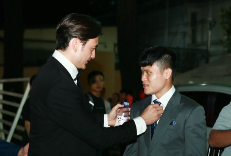 Visual cực phẩm của dàn sao đội tuyển Việt Nam tại thảm đỏ Quả bóng Vàng: Đặng Văn Lâm tinh tế chỉnh cà vạt cho Tuấn Hải