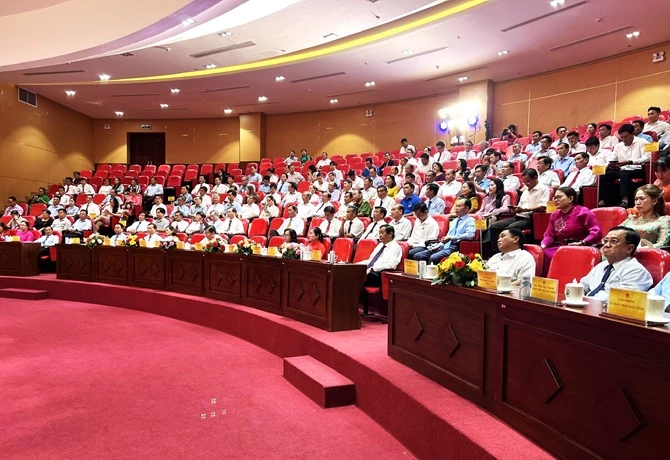 Hơn 300 DN đại diện cho cộng đồng DN trên địa bàn tham dự buổi họp mặt đầu năm do UBND tỉnh Vĩnh Long tổ chức.