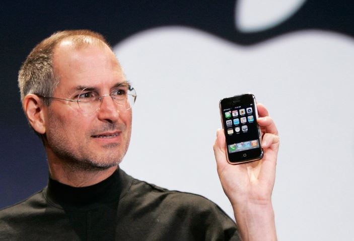 iPhone trở thành một trong những sản phẩm bán chạy nhất mọi thời đại như thế nào?