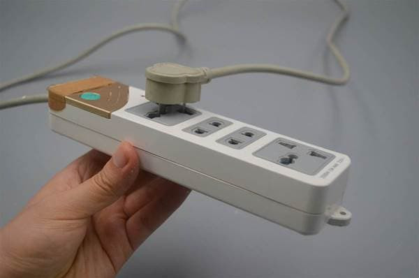 Nên làm gì nếu phích cắm của dây điện khó cắm vào lỗ? Dạy bạn một mẹo nhỏ, ngay lập tức cắm rất trơn tru