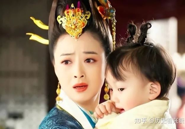 Vì sao phi tần thời xưa không tự mình cho con bú? Lý do thật sự buồn xé lòng