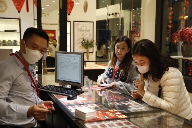 Xếp hàng mua vàng ngày vía Thần Tài