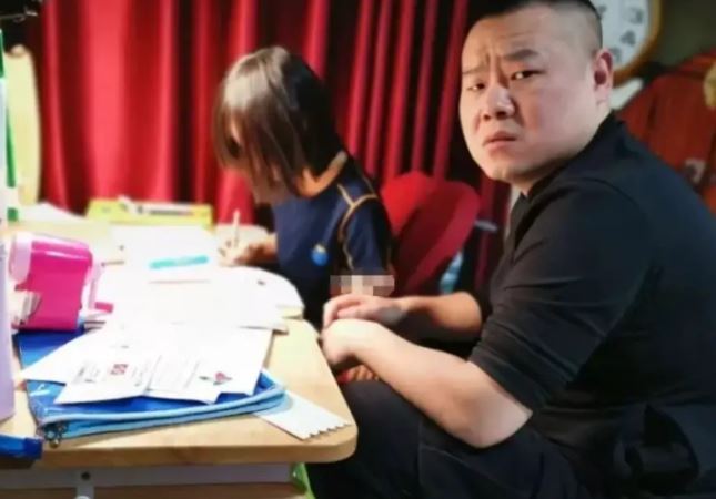 Cười "té ghế": Phụ huynh có bằng Thạc sĩ "ra tay" dạy con học, điểm số không những không cải thiện mà còn tụt lùi