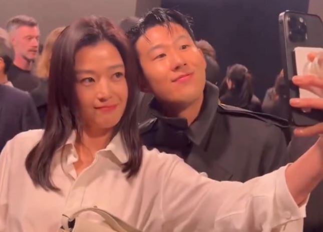 Son Heung-min chiếm sóng khi tham dự show thời trang, khiến fan tan chảy bởi hành động cực ấm áp