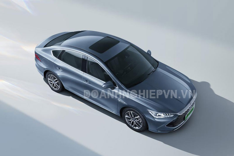 Xe sedan lớn hơn Kia K3, công suất 197 mã lực, tiêu thụ 1,58 lít xăng/100 km, giá hơn 260 triệu đồng