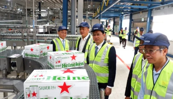 Ông Trần Phước Sơn (giữa) thăm dây chuyền sản xuất tại Nhà Máy Bia Heineken Đà Nẵng nhân dịp năm mới Giáp Thìn 2024.
