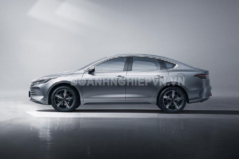 Sedan công suất 197 mã lực, di chuyển 120km không cần đổ xăng, giá hơn 261 triệu đồng