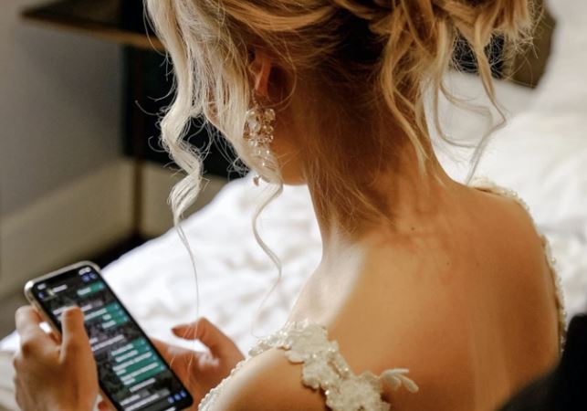 Nhận được ảnh nóng của chồng tương lai đúng ngày cưới, cô dâu làm 1 việc táo bạo ngay trên lễ đường