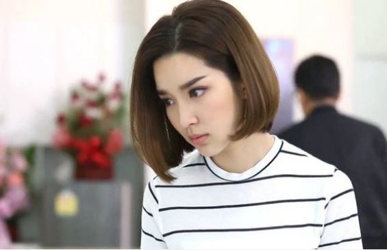 Chồng cũ ôm bó hồng đỏ rực đến bày tỏ khiến tôi vui vẻ mơ về tương lai đoàn tụ, ngờ đâu sáng hôm sau lên Facebook tôi chết điếng với những gì nhìn thấy