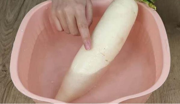 Khi ngâm củ cải, thật sai lầm là chỉ dùng muối để khử nước, tôi học được mẹo này, củ cải giòn và ăn sảng khoái, không bị se