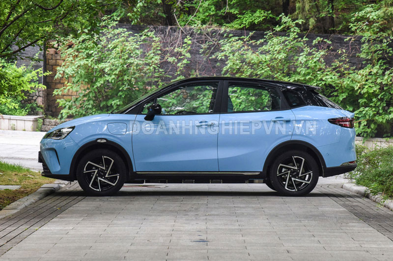 SUV đô thị thiết kế ấn tượng, giá từ 215 triệu đồng