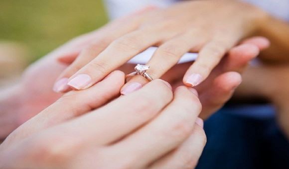 Sau khi nói lời chia tay được 5 năm, bạn trai cũ đột nhiên ngỏ lời cầu hôn