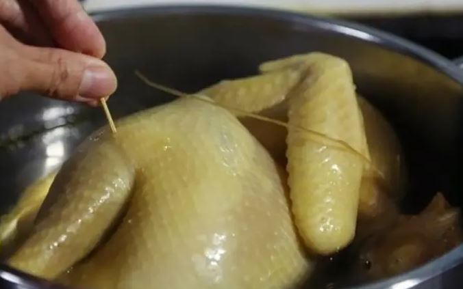 Luộc gà bằng nước sôi hay nước lã mới đúng, cách này gà không bị nát, ngọt thịt