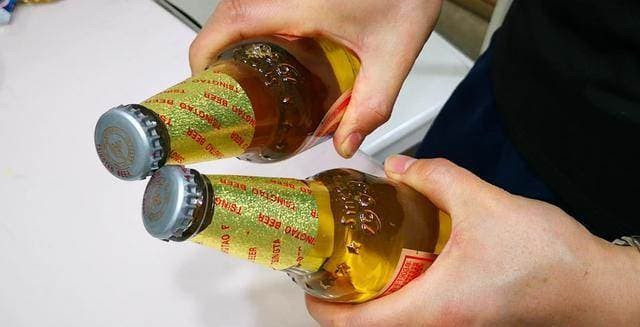 Nắp chai bia có 'cơ chế nhỏ', các cô gái có thể mở trong một giây mà không cần dụng cụ khui chai