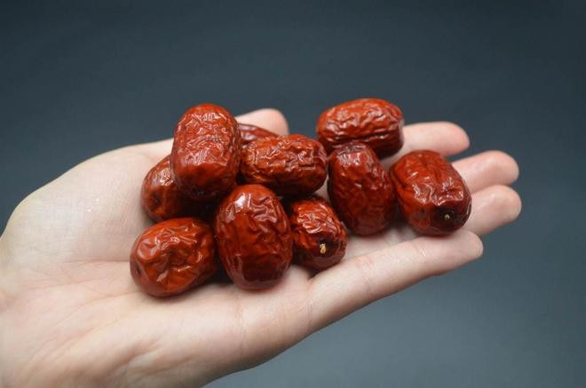 Quả táo đỏ bẩn hơn bạn nghĩ! Nước rửa không sạch, dạy bạn mẹo rửa táo đỏ để chất bẩn tự động trôi đi